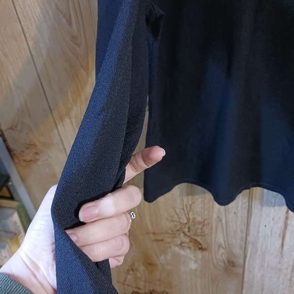 Banana Republic Black V-Neck Lace Up Detail Sleeve Knit Top - Picture 5 of 9